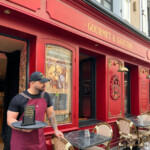 Née à Chaudes-Aigues, BRACO incarne l’esprit de l’Aubrac. Chez Gourmet & Glouton, le personnel porte fièrement ses tabliers : sobriété, force, authenticité.