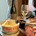 Restaurant Gourmet & Glouton à Chaudes-Aigues, cuisine du terroir, plats mijotés et desserts maison au cœur du village.