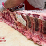 Restaurant Gourmet & Glouton à Chaudes-Aigues, cuisine du terroir, plats mijotés et desserts maison au cœur du village.