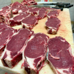 À ChaudesAigues, le restaurant Gourmet & Glouton a redonné vie à l’ancienne boucherie Fabre. Découpe d’aloyaux d’Aubrac, maturation courte, tradition bouchère et cuisine du terroir au cœur du Cantal.