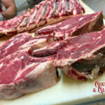 À ChaudesAigues, le restaurant Gourmet & Glouton a redonné vie à l’ancienne boucherie Fabre. Découpe d’aloyaux d’Aubrac, maturation courte, tradition bouchère et cuisine du terroir au cœur du Cantal.