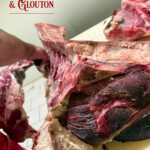 À ChaudesAigues, le restaurant Gourmet & Glouton a redonné vie à l’ancienne boucherie Fabre. Découpe d’aloyaux d’Aubrac, maturation courte, tradition bouchère et cuisine du terroir au cœur du Cantal.