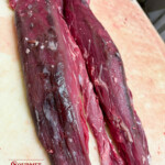 À ChaudesAigues, le restaurant Gourmet & Glouton a redonné vie à l’ancienne boucherie Fabre. Découpe d’aloyaux d’Aubrac, maturation courte, tradition bouchère et cuisine du terroir au cœur du Cantal.