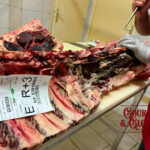 À ChaudesAigues, le restaurant Gourmet & Glouton a redonné vie à l’ancienne boucherie Fabre. Découpe d’aloyaux d’Aubrac, maturation courte, tradition bouchère et cuisine du terroir au cœur du Cantal.