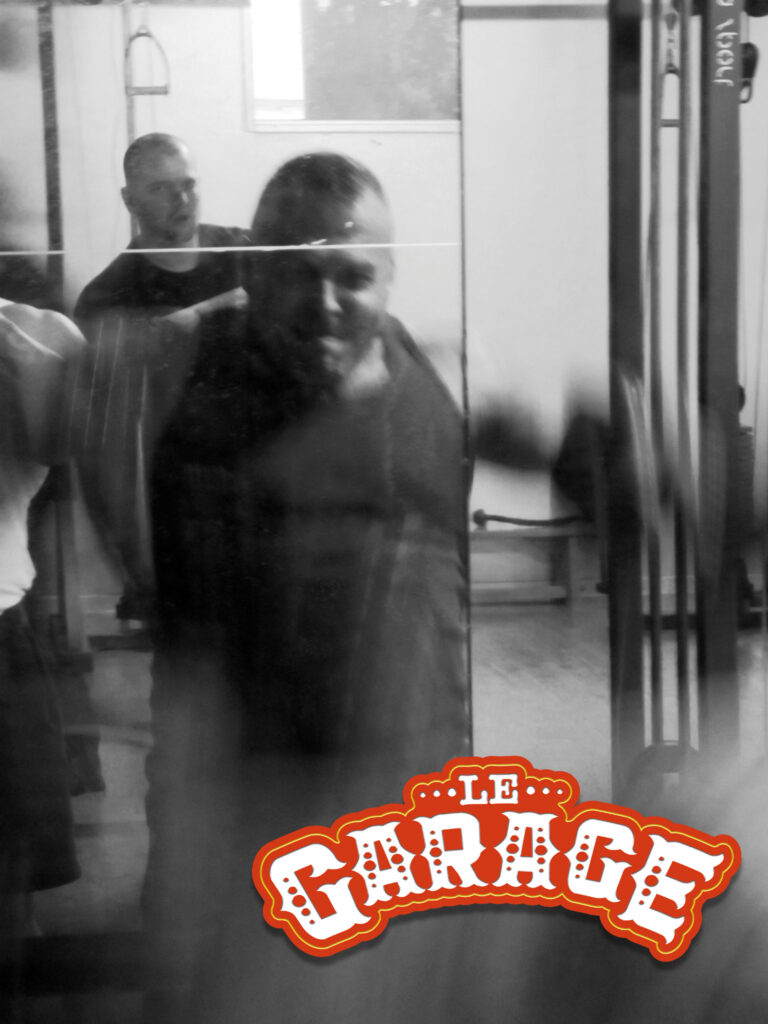 Salle de musculation Le Garage à Chaudes-Aigues, espace d’entraînement privé fonctionnant par recommandation ou parrainage.