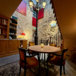 Lampadaire à trois lanternes sous verrière, installé dans la Place des Bougnats à Chaudes-Aigues.