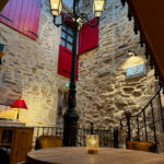 Lampadaire à trois lanternes sous verrière, installé dans la Place des Bougnats à Chaudes-Aigues.