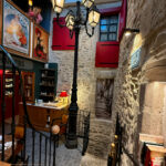 Lampadaire à trois lanternes sous verrière, installé dans la Place des Bougnats à Chaudes-Aigues.