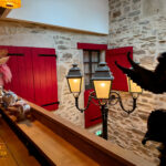 Lampadaire à trois lanternes sous verrière, installé dans la Place des Bougnats à Chaudes-Aigues.