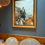 Ambiance chaleureuse d’hiver au restaurant Gourmet & Glouton à Chaudes-Aigues, table accueillante ouverte hors saison