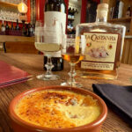 Ambiance chaleureuse d’hiver au restaurant Gourmet & Glouton à Chaudes-Aigues, table accueillante ouverte hors saison