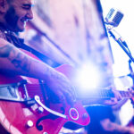 Ambiance musicale en terrasse à Chaudes-Aigues lors des jeudis musicaux de Gourmet & Glouton, été.
