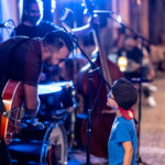 Scène musicale à taille humaine en terrasse chez Gourmet & Glouton à Chaudes-Aigues pendant les jeudis d’été.