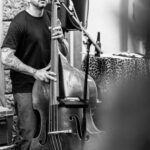 Musiciens en concert en extérieur pendant les terrasses musicales du jeudi à Chaudes-Aigues, organisées par Gourmet & Glouton.
