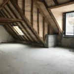 Chantier de rénovation du restaurant Gourmet & Glouton à Chaudes-Aigues, travaux de curage, de structure et d’aménagement dans un immeuble ancien