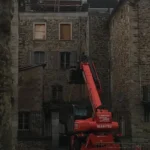 Chantier de rénovation du restaurant Gourmet & Glouton à Chaudes-Aigues, travaux de curage, de structure et d’aménagement dans un immeuble ancien