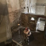 Chantier de rénovation du restaurant Gourmet & Glouton à Chaudes-Aigues, travaux de curage, de structure et d’aménagement dans un immeuble ancien