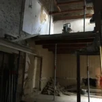 Chantier de rénovation du restaurant Gourmet & Glouton à Chaudes-Aigues, travaux de curage, de structure et d’aménagement dans un immeuble ancien