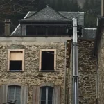 Chantier de rénovation du restaurant Gourmet & Glouton à Chaudes-Aigues, travaux de curage, de structure et d’aménagement dans un immeuble ancien