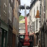 Chantier de rénovation du restaurant Gourmet & Glouton à Chaudes-Aigues, travaux de curage, de structure et d’aménagement dans un immeuble ancien