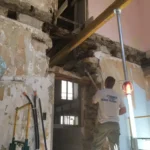 Chantier de rénovation du restaurant Gourmet & Glouton à Chaudes-Aigues, travaux de curage, de structure et d’aménagement dans un immeuble ancien