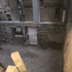 Chantier de rénovation du restaurant Gourmet & Glouton à Chaudes-Aigues, travaux de curage, de structure et d’aménagement dans un immeuble ancien