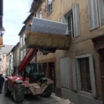 Chantier de rénovation du restaurant Gourmet & Glouton à Chaudes-Aigues, travaux de curage, de structure et d’aménagement dans un immeuble ancien