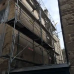 Chantier de rénovation du restaurant Gourmet & Glouton à Chaudes-Aigues, travaux de curage, de structure et d’aménagement dans un immeuble ancien
