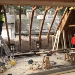 Chantier de rénovation du restaurant Gourmet & Glouton à Chaudes-Aigues, travaux de curage, de structure et d’aménagement dans un immeuble ancien