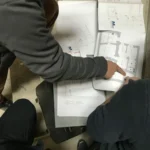 Chantier de rénovation du restaurant Gourmet & Glouton à Chaudes-Aigues, travaux de curage, de structure et d’aménagement dans un immeuble ancien