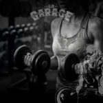 Entraînement avec haltères au Garage à Chaudes-Aigues, salle de musculation privée axée sur l’effort et la discipline
