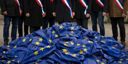 Drapeau européen retiré en mairie : ce que le symbole dit du malaise agricole… et ce qu’il interroge à Chaudes-Aigues
