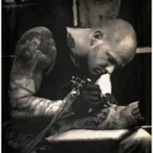 Steven Chaudesaigues, tatoueur professionnel : parcours, transmission et pratique entre Bastia et Orange