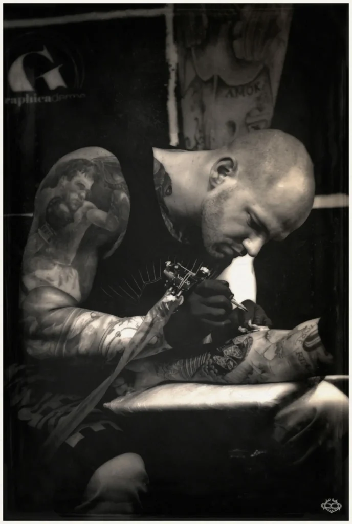Steven Chaudesaigues, tatoueur professionnel, réalisant un tatouage en atelier entre Bastia et Orange
