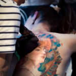 Tatouage figuratif couleur en cours de réalisation par Tamara Chaudesaigues