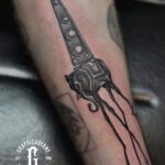 Tatouage animal graphique en noir, réalisé par Tamara Chaudesaigues à l’atelier Graphicaderme