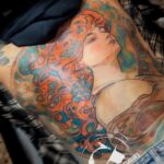 Tatouage figuratif féminin en couleur, inspiré de l’esthétique Art nouveau, réalisé par Tamara Chaudesaigues à l’atelier Graphicaderme