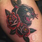 Tatouage panthère traditionnelle avec roses rouges, réalisé par Tamara Chaudesaigues à l’atelier Graphicaderme
