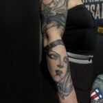 Tatouage figuratif féminin en noir et gris, inspiré de Tamara de Lempicka, réalisé par Tamara Chaudesaigues