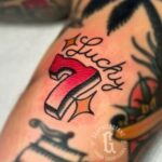 Tatouage typographique old school Lucky Seven réalisé par Tamara Chaudesaigues