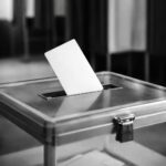 Urne de vote symbolisant l’appel à la décision et à l’engagement des élus locaux