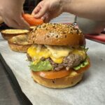Montage du burger Double G 200g Aubrac avec cheddar et légumes frais