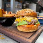 Burger Double G 200g Aubrac accompagné de potatoes maison à Chaudes-Aigues