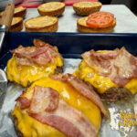 Steak haché Aubrac 200g avec cheddar fondu et bacon pour le Double G 7️⃣