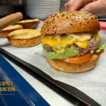 Burger Double G Aubrac en cuisine avant service