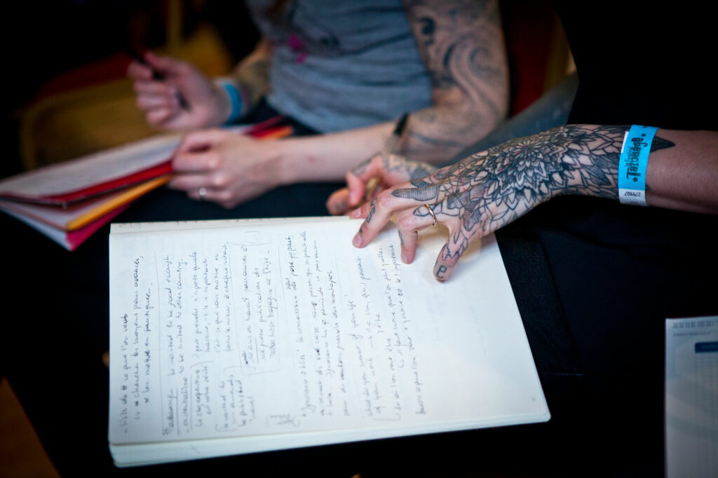 Réunion professionnelle autour de la formation et du statut du tatoueur en France