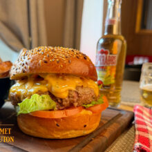 Un burger à Chaudes-Aigues, et la question de tenir un lieu