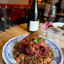 Jarreton de porc, lenteur assumée et mémoire populaire