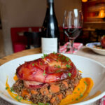 Jarreton de porc cuit à basse température sur lit de lentilles