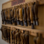 Formes de chaussures alignées dans l’atelier de la maison John Lobb